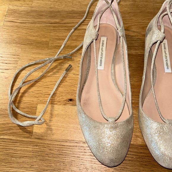 DVF Diane Von Furstenberg Gold Ballet Flats with Ankle Tie Up Size 6.5 - Picture 3 of 6
